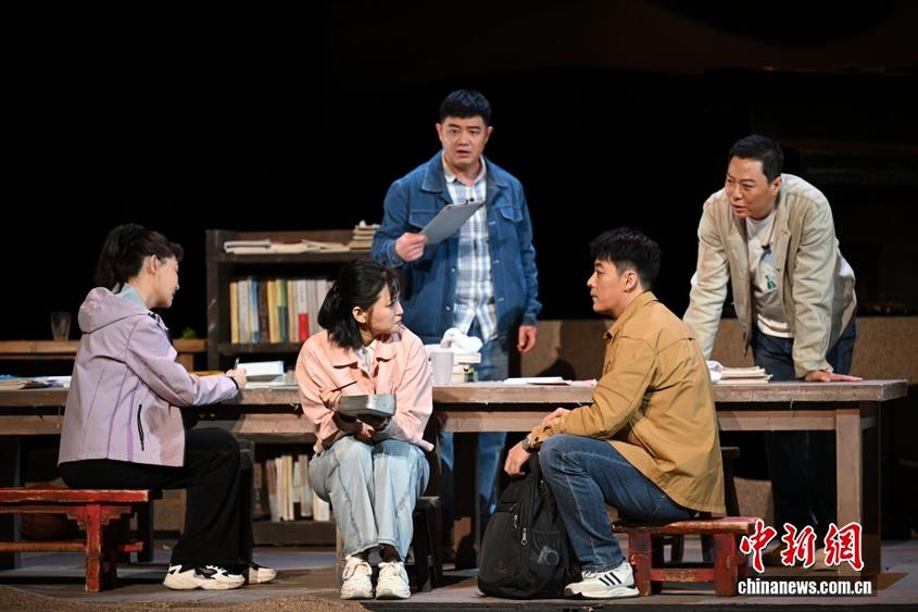 话剧《大漠日记》在北京上演 讲述河北学子支教新疆的故事