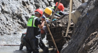 吉隆受灾核心区道路进行加固
